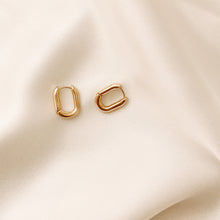 Load image into Gallery viewer, Oval Gold Hoop Earrings
